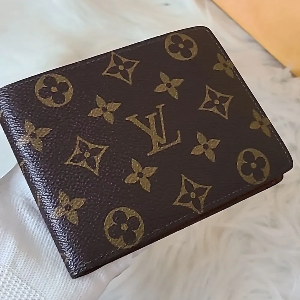 💯 Authentic Louis Vuitton Monogram Bifold Wallet 🍀